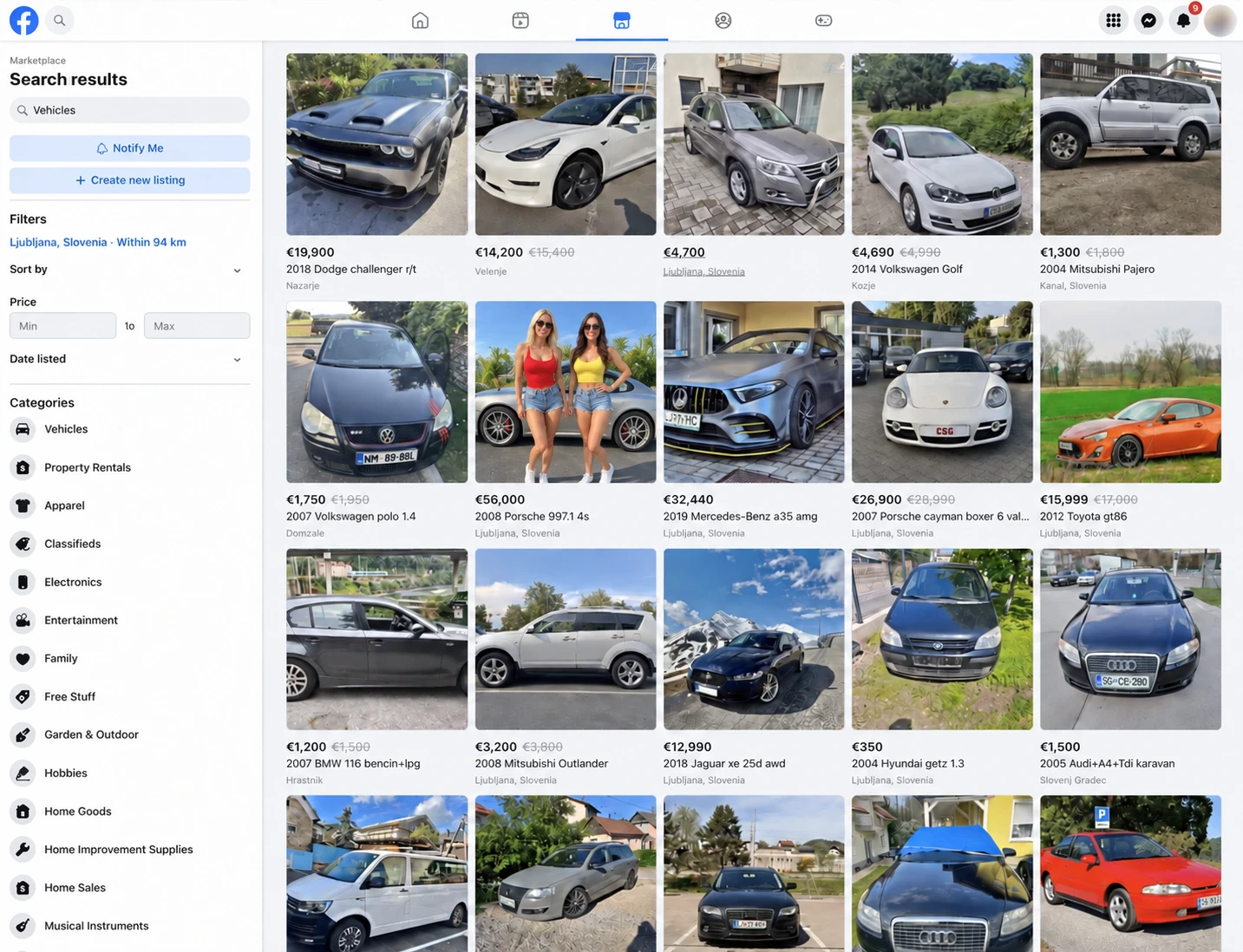 Oglasi za avtomobile na Marketplaceu. Pred srebrnim Porschejem v drugi vrsti izstopata dve AI-dodani odrasli ženski v rdečem in rumenem zgornjem delu. Profilna fotografija zgoraj desno je zabrisana.
